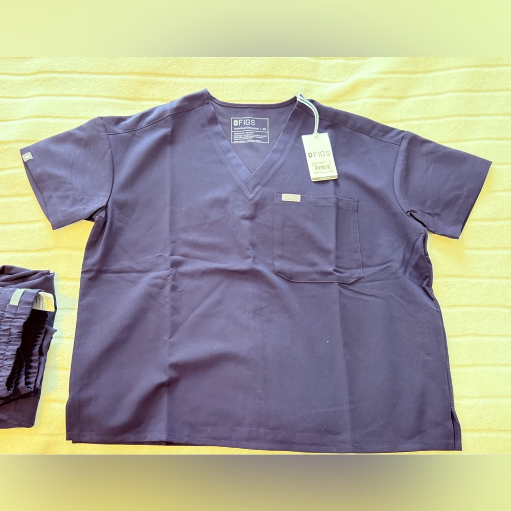 FIGS Navy Blue Scrub Set (Top + Pants) – New With Tags